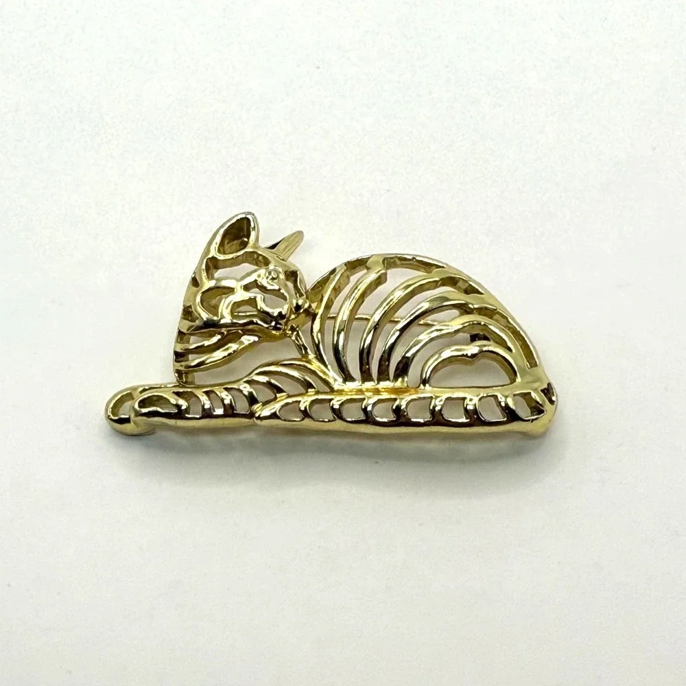 AJC Gold Tone Cat Brooch‎ Figural Sleeping Cat Pin